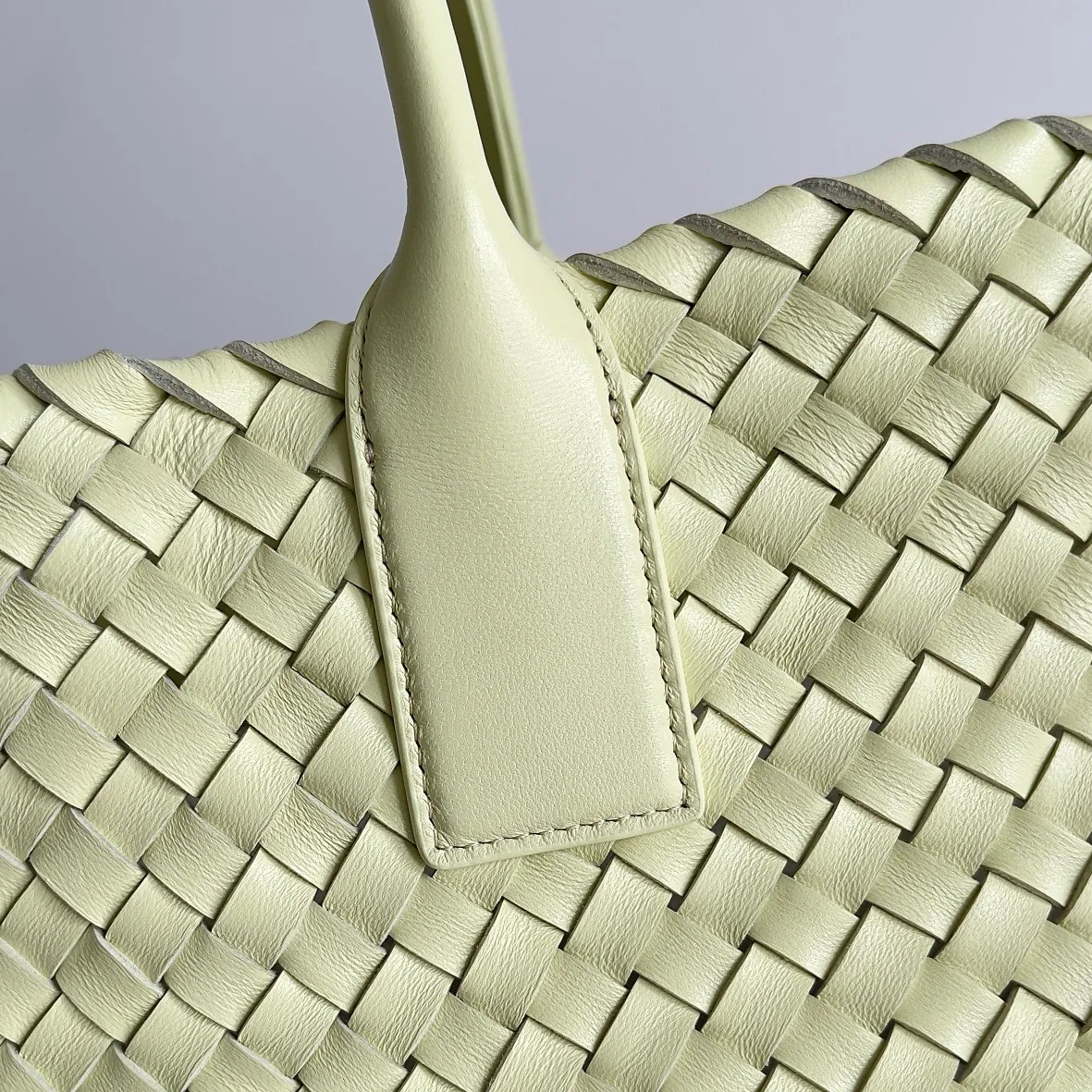 Batch 2860 Classic returns... (large size 51cm) • Cabat, born in 2001, is one of the most iconic styles of the Bottega Veneta workshop. The whole bag is made of top-grade imported lambskin. There is no exposed logo on the whole bag, but with the classic wide woven elements, you can tell who it belongs to at a glance! Can be carried on one shoulder, very practical! Style number: 608811 Size: 51*18*28
